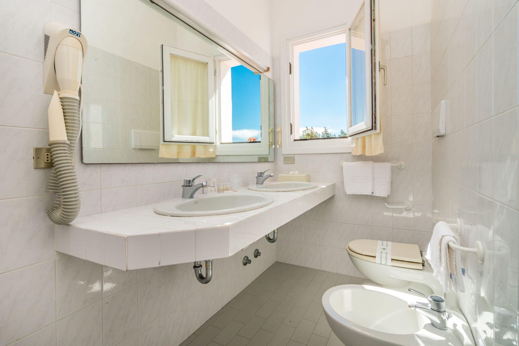 Hotel 3 Botti Baja Sardinia Exterior photo